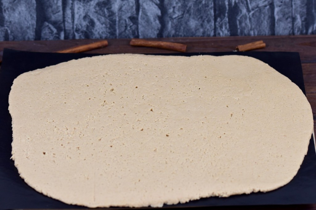 ausgerollter Teig auf dunklem Hintergrund