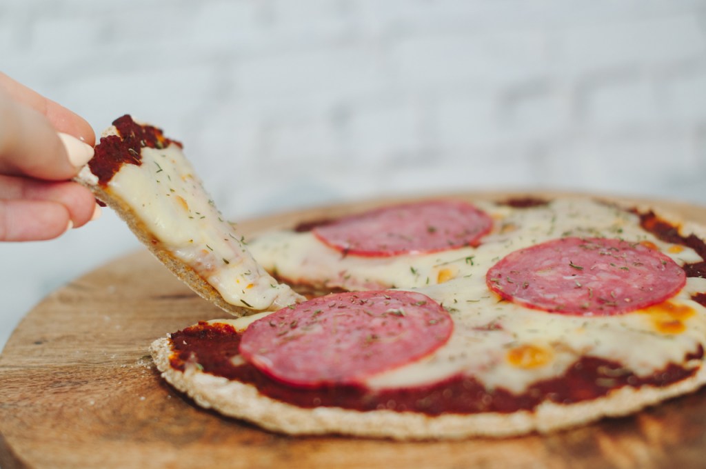 Gesunde Pizza auf Holzbrett