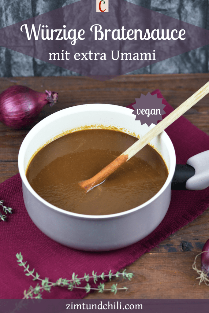 Würzige vegane Bratensauce in einem kleinen Topf. Hintergrund dunkel. Beschrifteter Pin.