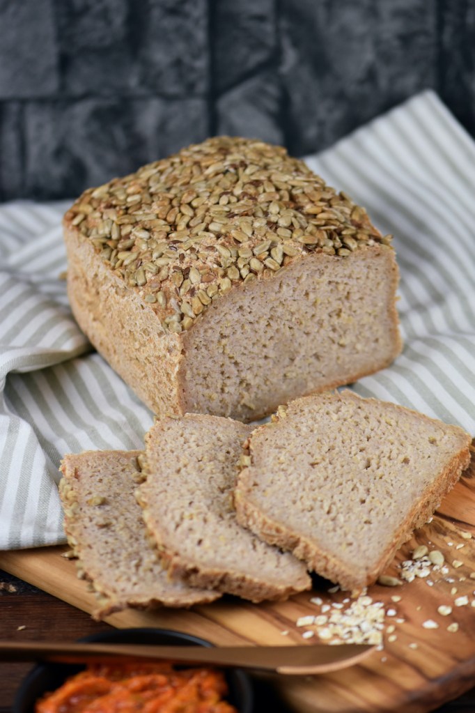 Glutenfreies Haferbrot auf Holzbrett - angeschnitten