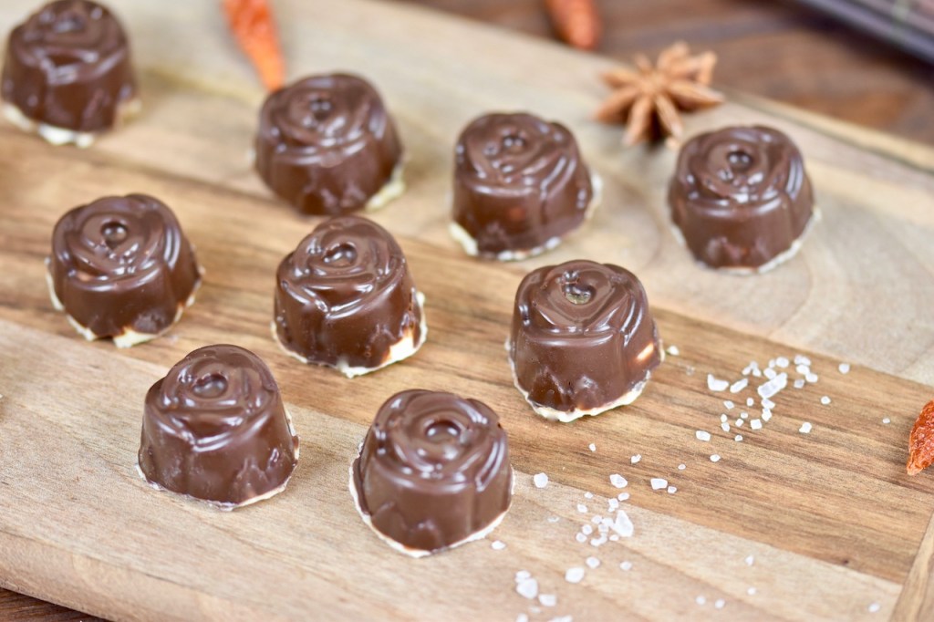 Salted Caramel Pralinen - gefüllte Pralinen - selber machen - Rezept - Weihnachten - einfach - ohne Alkohol - Zartbitterschokolade - Schokolade - vegan - Salzkaramell - in Silikonform