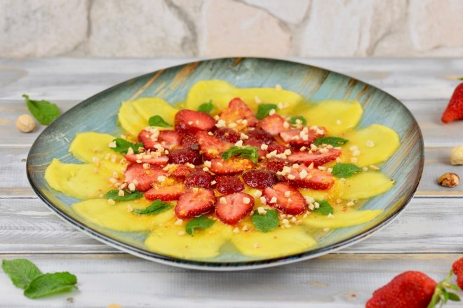 Erdbeer-Mango-Carpaccio mit Minze und Orangen-Dressing