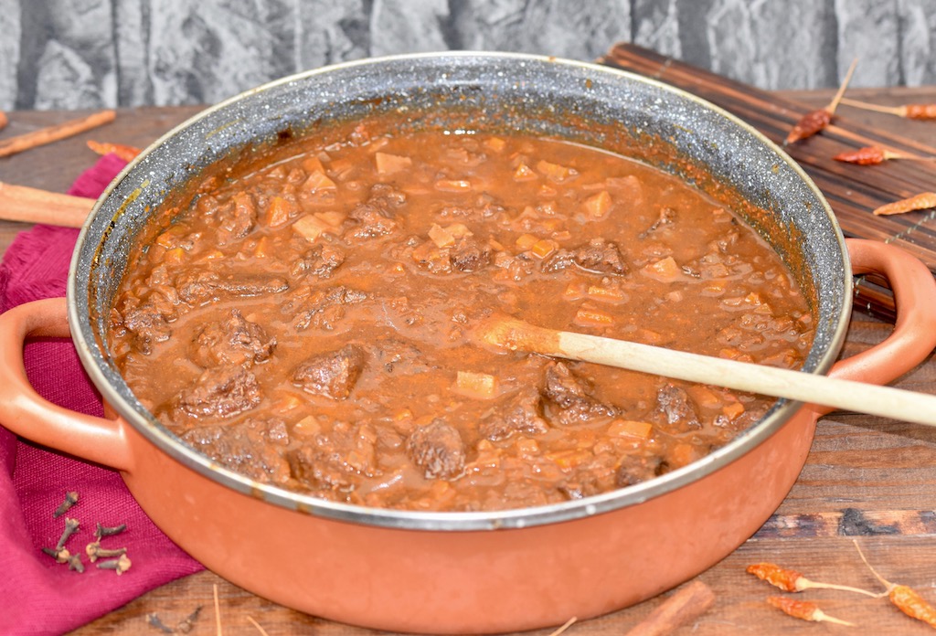 zartes Rindergulasch im Ofen geschmort - Gulasch - Rindergulasch - Gulasch mit Rotwein - Rind - Rezept - einfach - klassisch - zart - Weihnachten - Backofen
