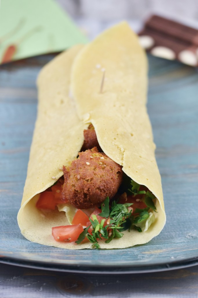 Falafel Wrap auf blauen Teller.