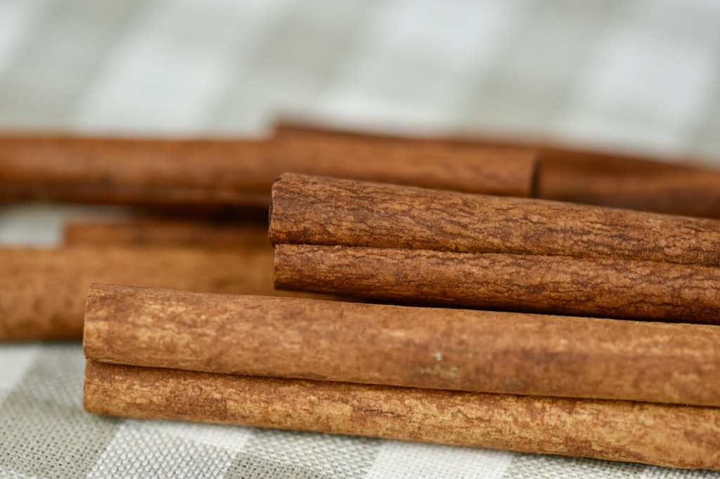 mehrere Zimtstangen - Nahaufnahme