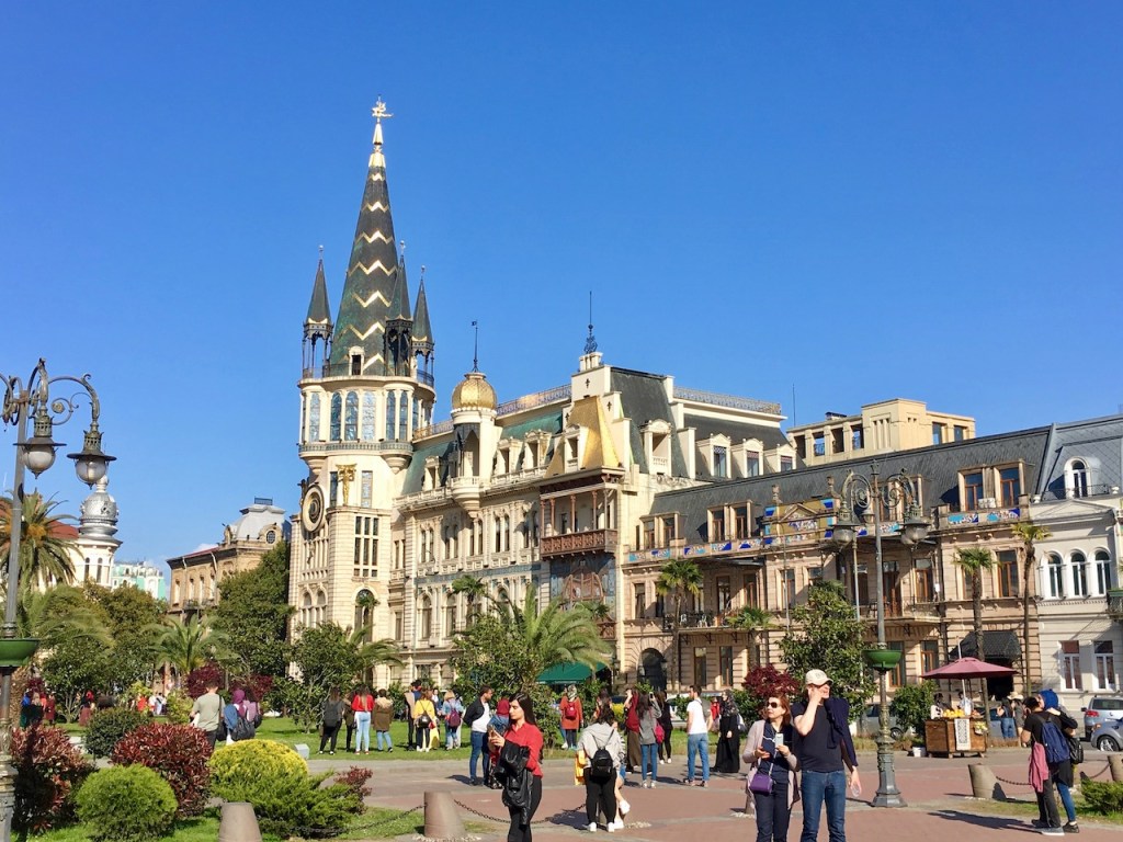 Platz mit Häusern und Park in Batumi - Georgien