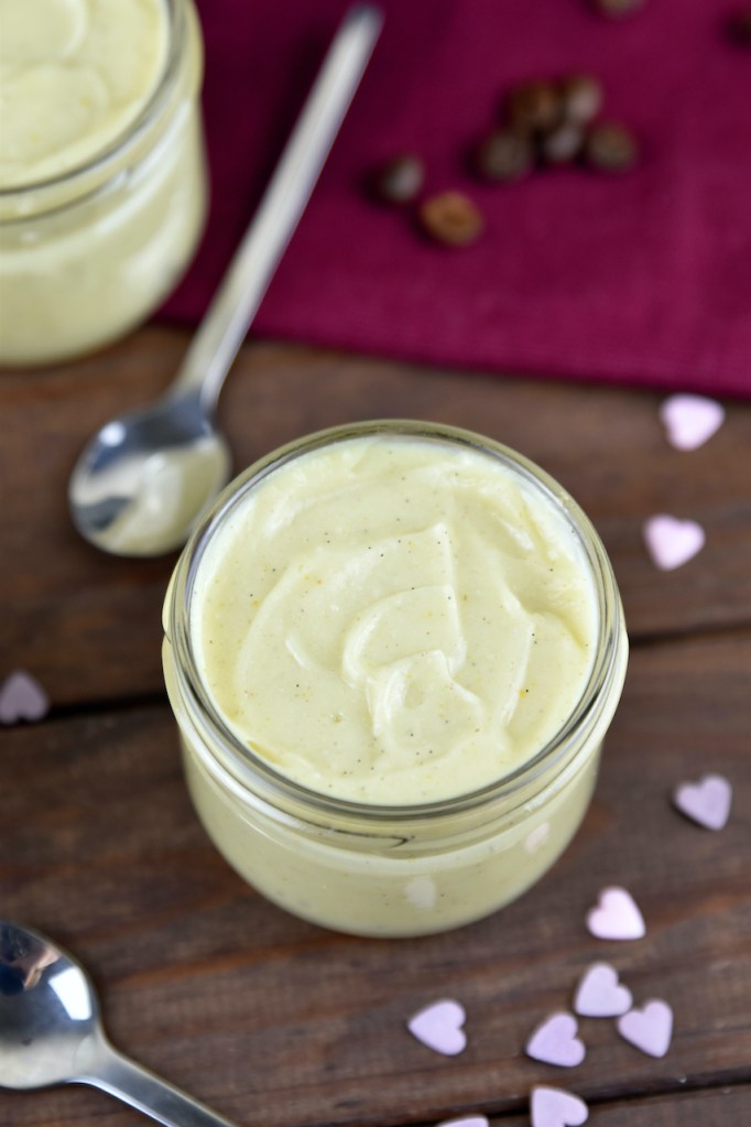 Vanillepudding selber machen und in Gläser abgefüllt. Hintergrund dunkel.