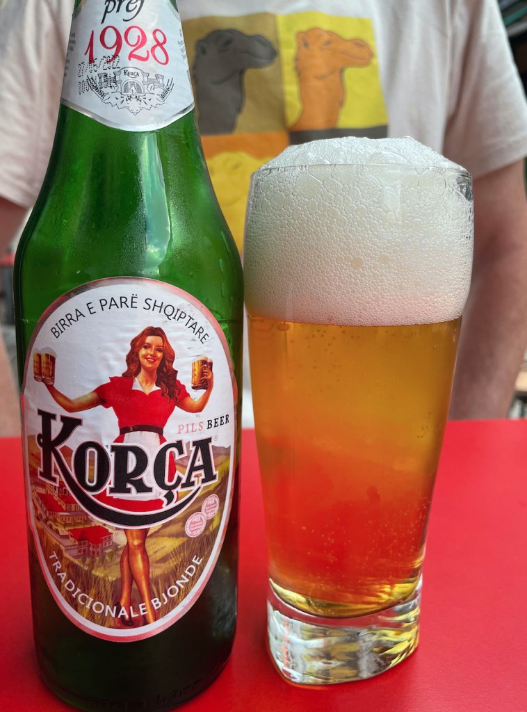 Korça Bier: Glas und Flasche