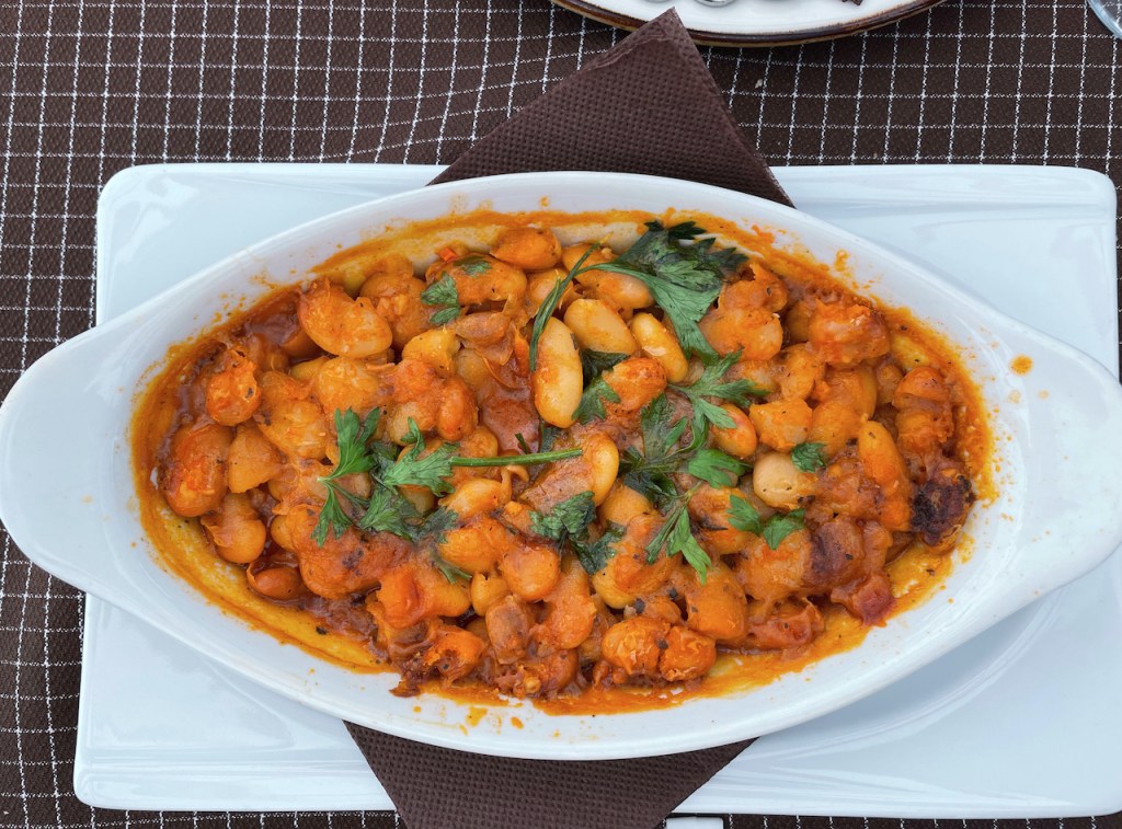 Essen und Trinken in Mazedonien - Tavche Gravche, Baked Beans auf mazedonisch