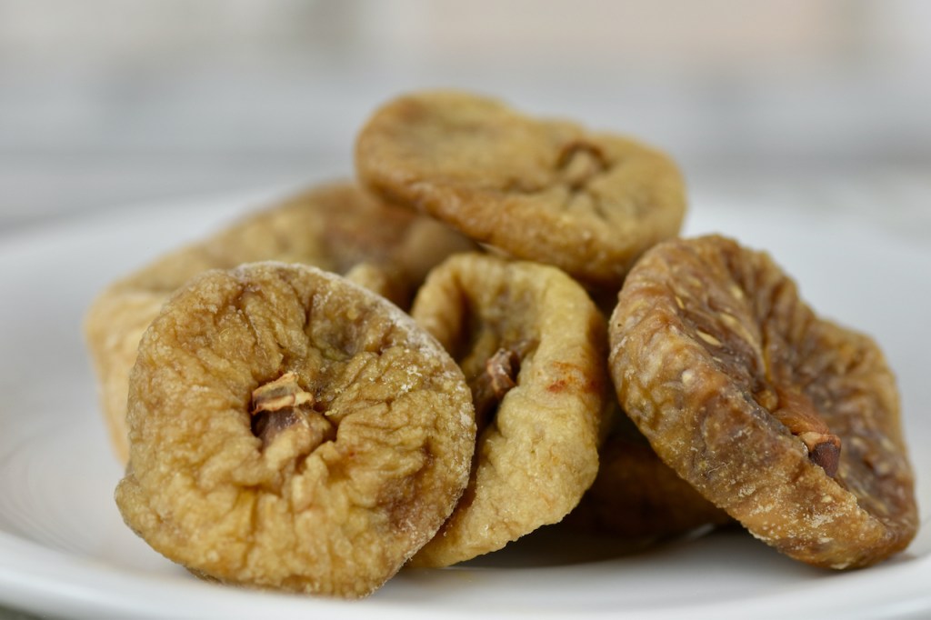 getrocknete Feigen auf weißem Teller