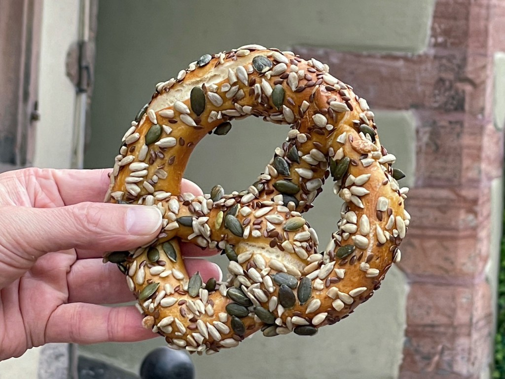 Spezialitäten im Elsass - Brezel mit Körnern