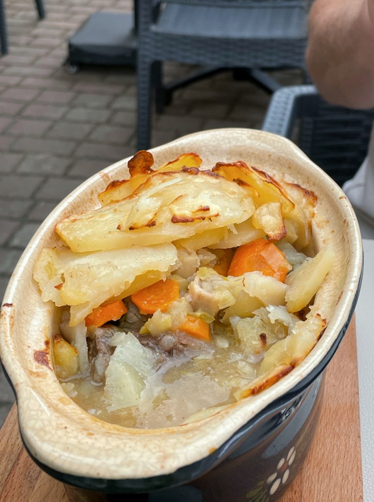 Spezialitäten im Elsass - Baeckeoffe in einer Terrrine serviert