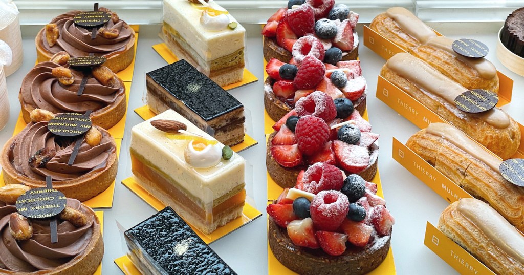 verschieden kleine Törtchen und Eclairs