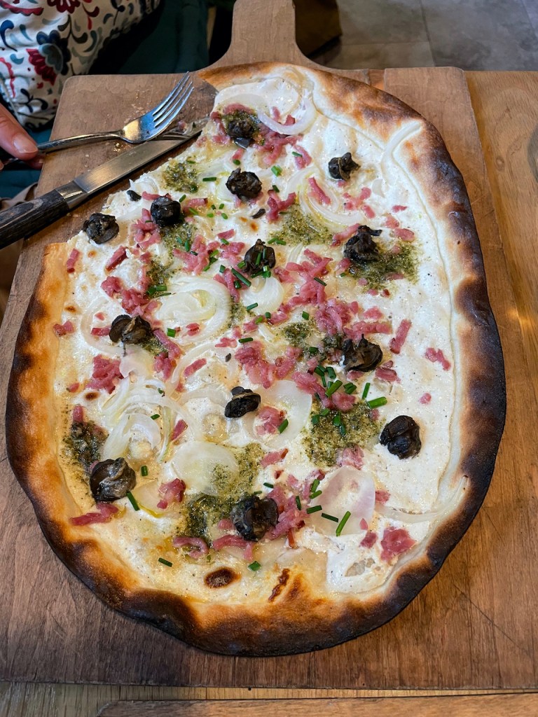 Flammkuchen mit Schnecken