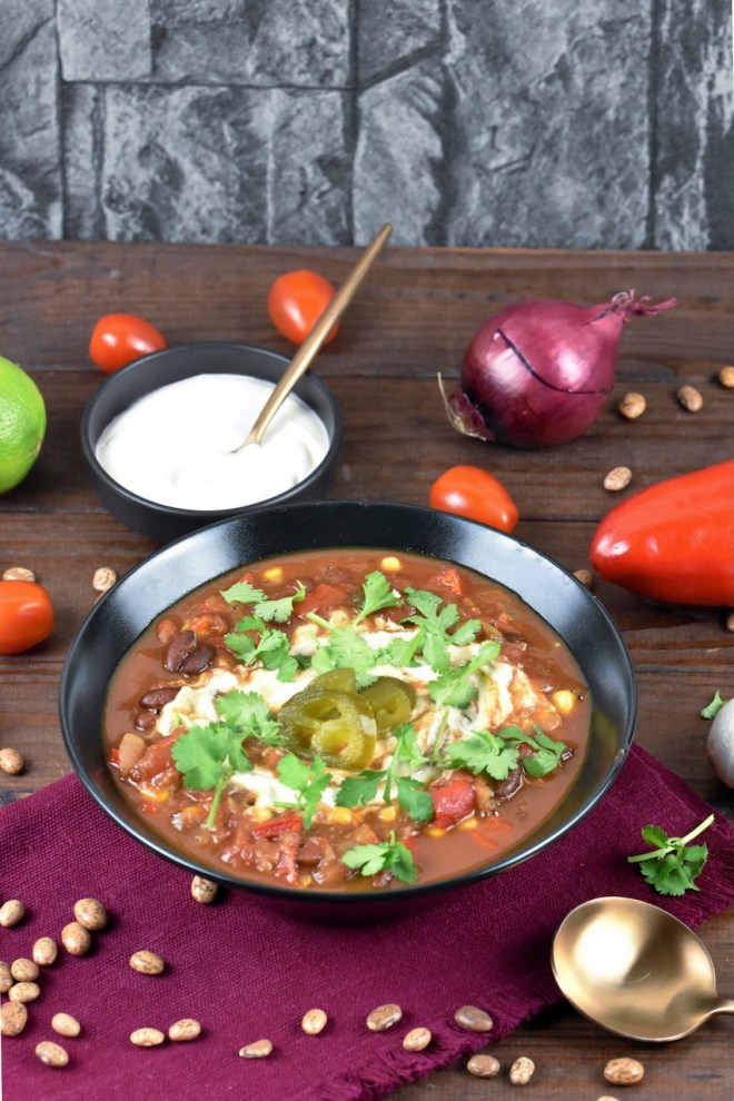 Chili sin Carne in schwarzer Schüssel