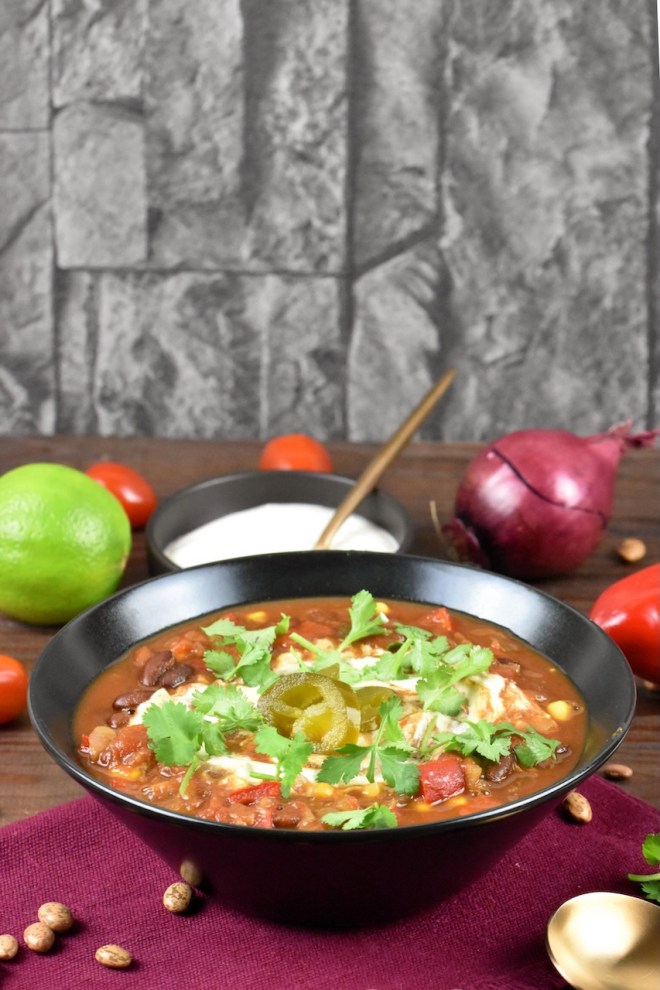 Chili sin Carne in schwarzer Schüssel