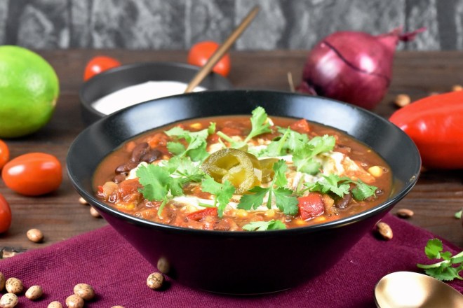 Chili sin Carne in schwarzer Schüssel
