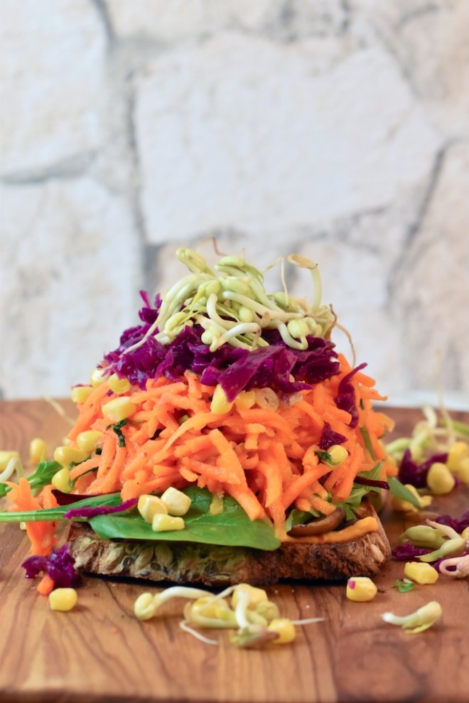 Rainbow Sandwich mit knackigem Gemüse auf Sauerteigbrot