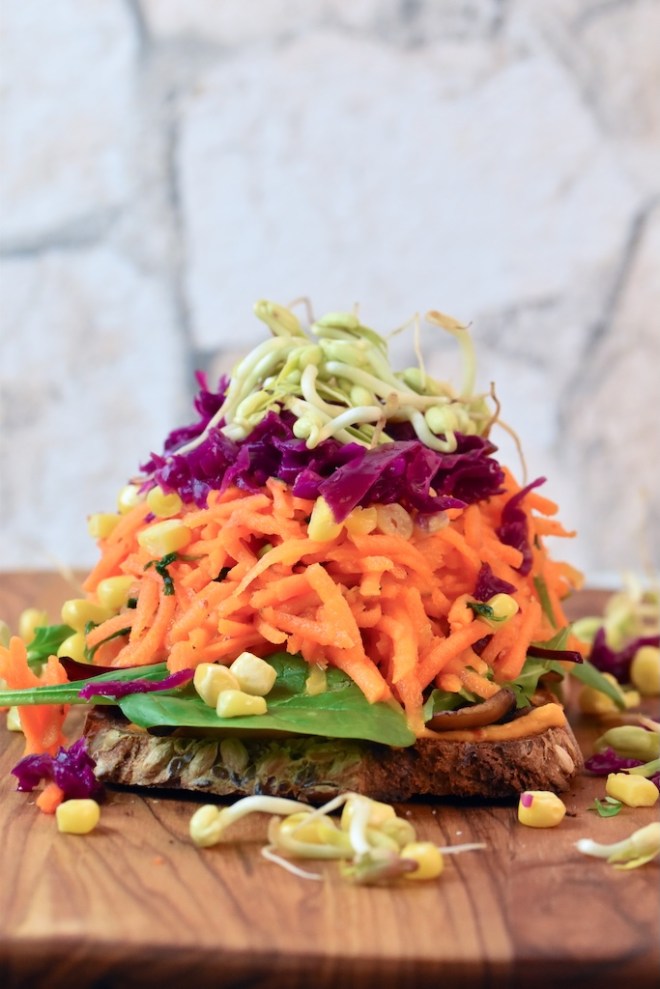 Rainbow Sandwich mit knackigem Gemüse auf Sauerteigbrot