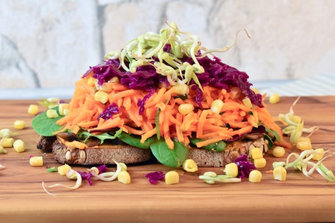 Rainbow Sandwich mit knackigem Gemüse auf Sauerteigbrot